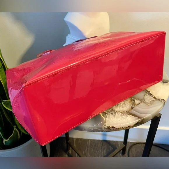 Louis Vuitton Hot Pink Vernis Wilshire PM Bag with authentic LV dust-bag - Picture 10 of 16